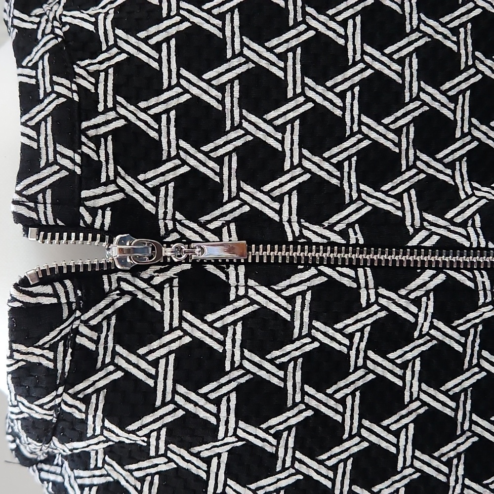 H&M Geometric Print Strechy Shift Dress - Picture 4 of 7